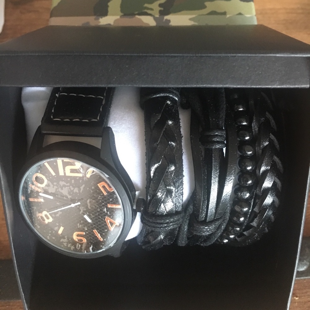 Boys or men’s black watch brand new in the box!